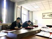 新黄金城667733领导为获奖学生写喜报